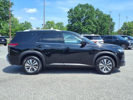 2023 Nissan Pathfinder SL 4WD