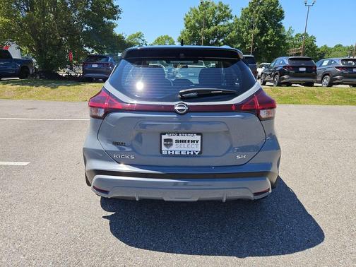 Gray/Super Black 2024 Nissan Kicks SR