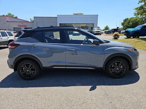 Gray/Super Black 2024 Nissan Kicks SR