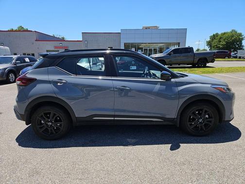 Gray/Super Black 2024 Nissan Kicks SR