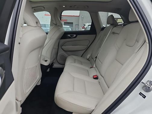 2022 Volvo XC60 B5 Momentum