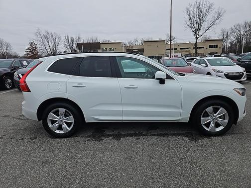 2022 Volvo XC60 B5 Momentum