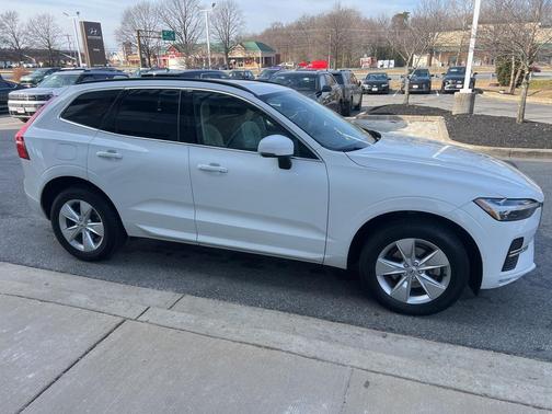 2022 Volvo XC60 B5 Momentum