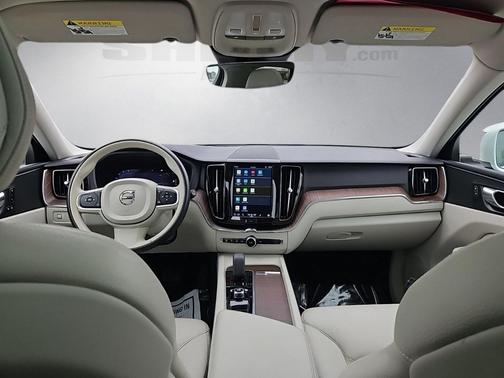 2022 Volvo XC60 B5 Momentum
