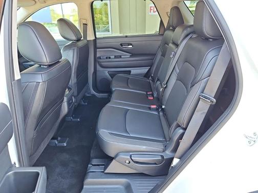 Pearl White Tricoat 2024 Nissan Pathfinder SL 4WD