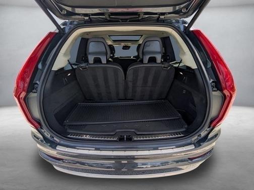 2022 Volvo XC90 T6 Momentum