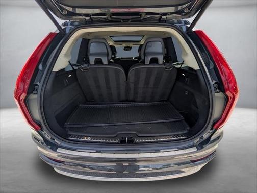 2022 Volvo XC90 T6 Momentum