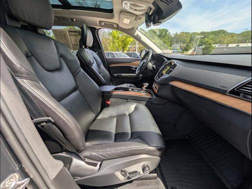 2022 Volvo XC90 T6 Momentum