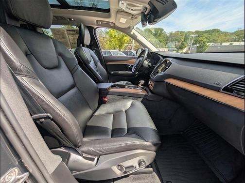 2022 Volvo XC90 T6 Momentum