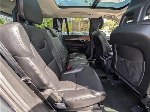 2022 Volvo XC90 T6 Momentum