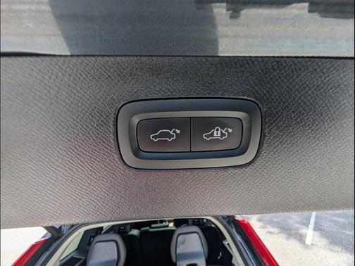 2022 Volvo XC90 T6 Momentum