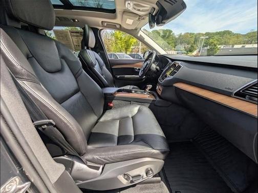 2022 Volvo XC90 T6 Momentum