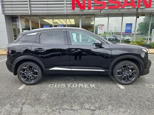 Super Black 2025 Nissan Kicks SR