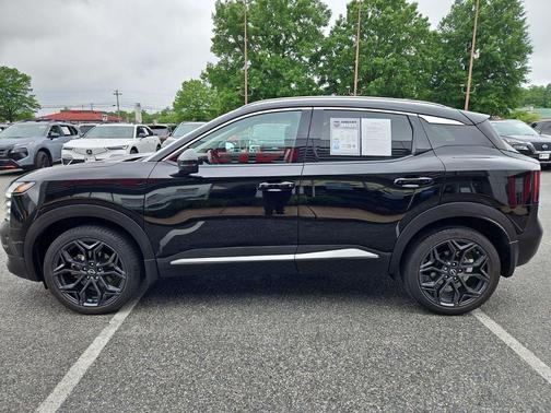 Super Black 2025 Nissan Kicks SR