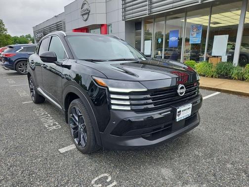 Super Black 2025 Nissan Kicks SR