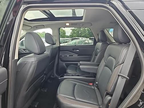 2023 Nissan Pathfinder SL 4WD