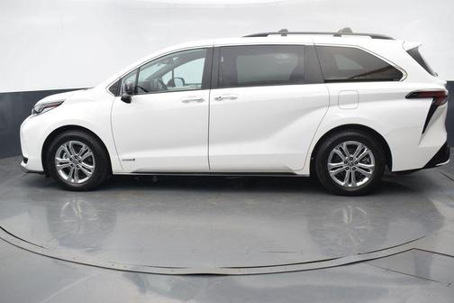 Super White 2021 Toyota Sienna XSE 7 Passenger
