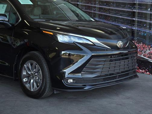 Midnight Black Metallic 2026 Toyota Sienna XLE