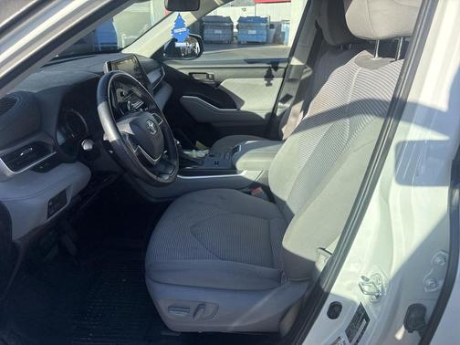 2022 Toyota Highlander LE
