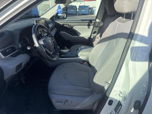 2022 Toyota Highlander LE