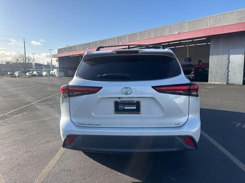 2022 Toyota Highlander LE