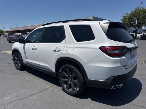 White 2023 Honda Pilot AWD Sport