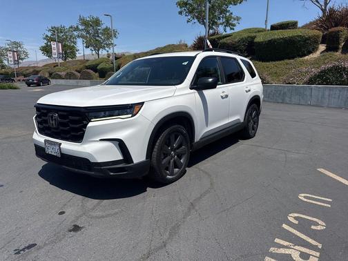 White 2023 Honda Pilot AWD Sport