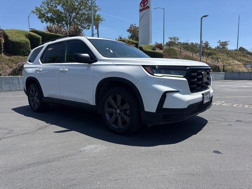White 2023 Honda Pilot AWD Sport