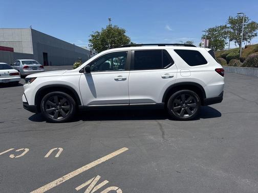 White 2023 Honda Pilot AWD Sport