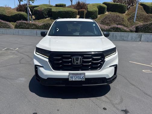 White 2023 Honda Pilot AWD Sport