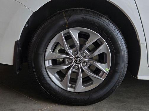 Ice Cap 2026 Toyota Sienna LE