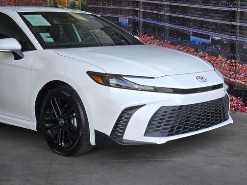 Ice Cap 2026 Toyota Camry SE