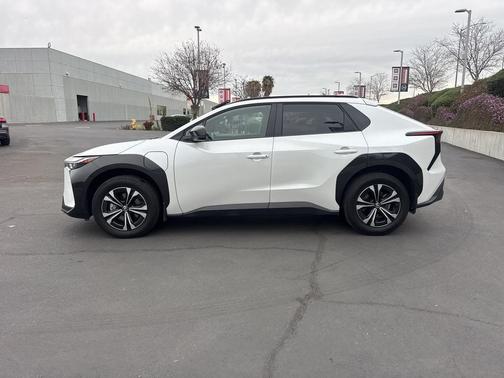 2025 Toyota bZ4X XLE