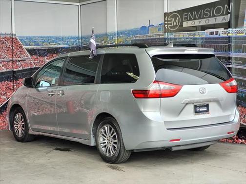 2020 Toyota Sienna XLE