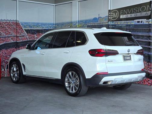 Alpine White 2025 BMW X5 PHEV xDrive50e