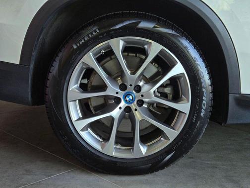 Alpine White 2025 BMW X5 PHEV xDrive50e