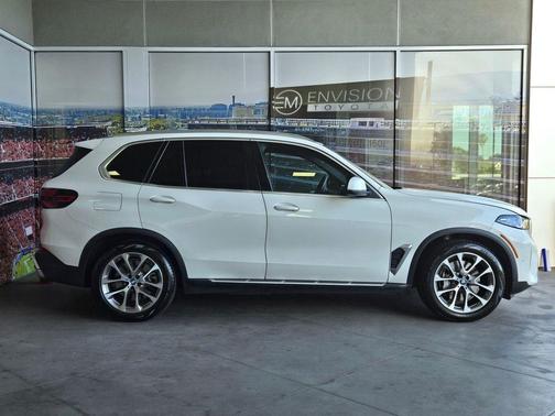 Alpine White 2025 BMW X5 PHEV xDrive50e