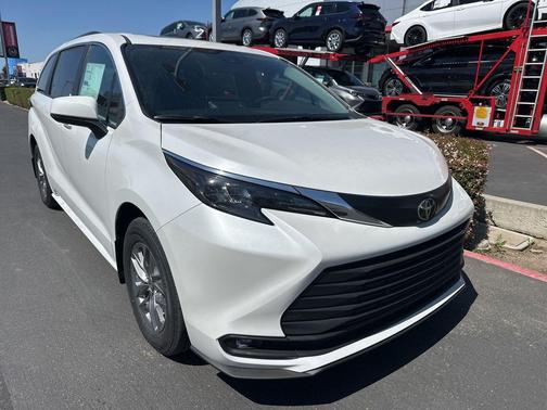 Wind Chill Pearl 2026 Toyota Sienna XLE