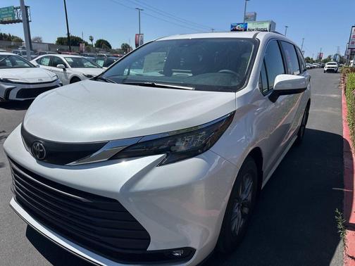 Wind Chill Pearl 2026 Toyota Sienna XLE