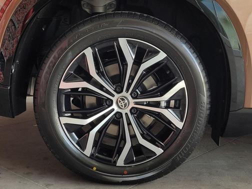 2025 Toyota Crown Signia XLE