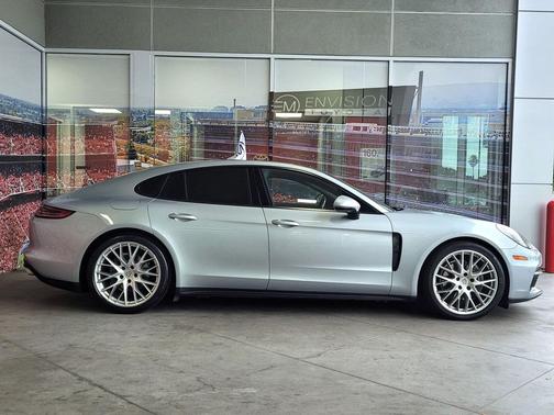 2018 Porsche Panamera 4