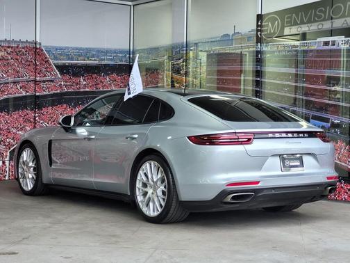 2018 Porsche Panamera 4