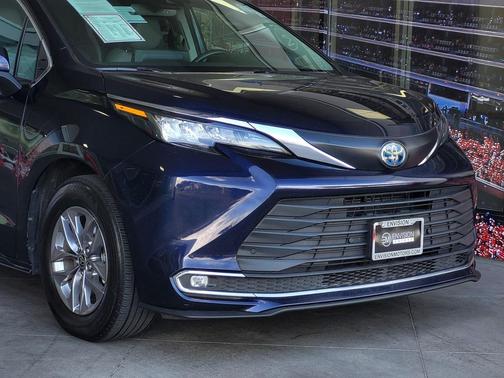 2023 Toyota Sienna XLE 8 Passenger