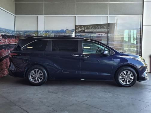 2023 Toyota Sienna XLE 8 Passenger