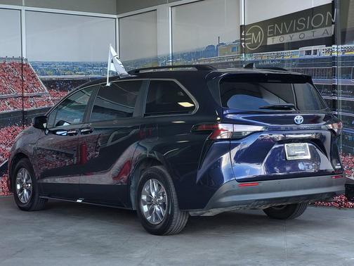 2023 Toyota Sienna XLE 8 Passenger