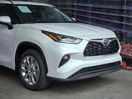 Wind Chill Pearl 2026 Toyota Highlander Hybrid Limited