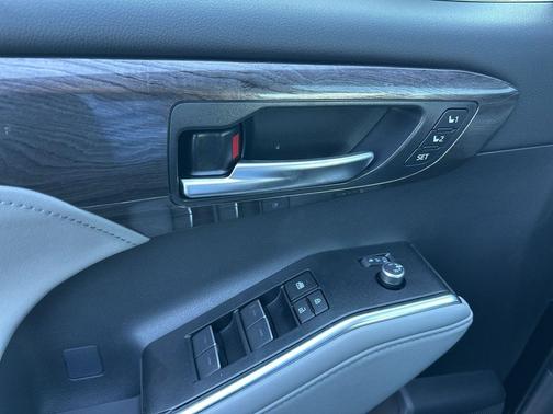 Midnight Black Metallic 2026 Toyota Highlander Hybrid Limited