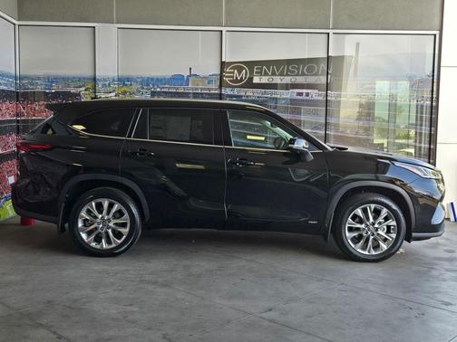 Midnight Black Metallic 2026 Toyota Highlander Hybrid Limited