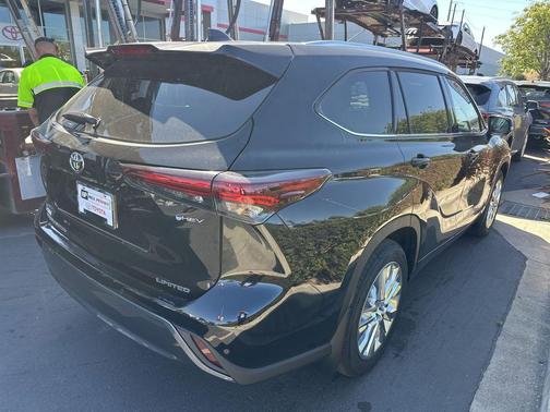 Midnight Black Metallic 2026 Toyota Highlander Hybrid Limited