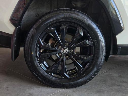 Blizzard Pearl 2022 Toyota RAV4 Hybrid SE